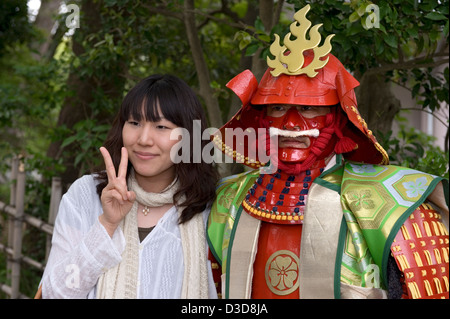 Attore in scena teatrale-cercando, semi-moderno costume samurai ingaggiato a posare per foto a livello locale festival di Odawara, Kanagawa, Giappone. Foto Stock