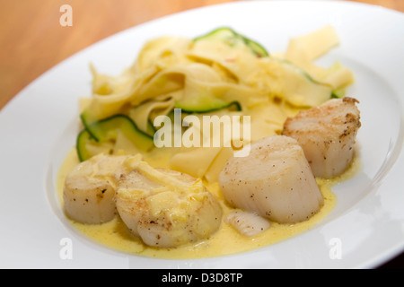 Tagliatelle allo zafferano con capesante Foto Stock