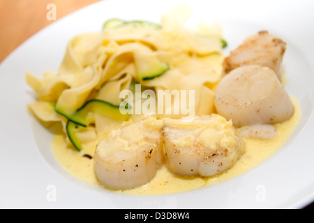 Tagliatelle allo zafferano con capesante Foto Stock