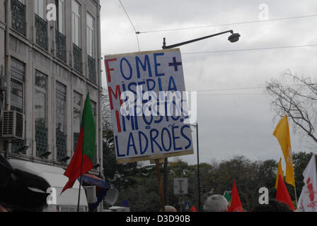 A Lisbona, la sfilata farà uscire il Prince Royal dai quindici ore per la piazza del Municipio, dove Carlos armeno farà il discorso di chiusura. La giornata di azione è stata contrassegnata in segno di protesta contro i salari e tagli di pensione, aumento della pressione fiscale, l'aumento del costo della vita e il tasso di disoccupazione. La CGTP rivendicazioni politiche nuove che passano attraverso un aumento immediato dei salari e delle pensioni, l'estensione della protezione sociale per tutti i disoccupati e di un programma di emergenza per affrontare il problema della disoccupazione. Foto Stock