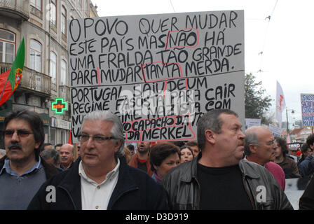 A Lisbona, la sfilata farà uscire il Prince Royal dai quindici ore per la piazza del Municipio, dove Carlos armeno farà il discorso di chiusura. La giornata di azione è stata contrassegnata in segno di protesta contro i salari e tagli di pensione, aumento della pressione fiscale, l'aumento del costo della vita e il tasso di disoccupazione. La CGTP rivendicazioni politiche nuove che passano attraverso un aumento immediato dei salari e delle pensioni, l'estensione della protezione sociale per tutti i disoccupati e di un programma di emergenza per affrontare il problema della disoccupazione. Foto Stock