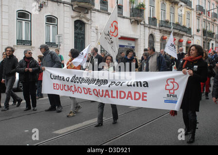 A Lisbona, la sfilata farà uscire il Prince Royal dai quindici ore per la piazza del Municipio, dove Carlos armeno farà il discorso di chiusura. La giornata di azione è stata contrassegnata in segno di protesta contro i salari e tagli di pensione, aumento della pressione fiscale, l'aumento del costo della vita e il tasso di disoccupazione. La CGTP rivendicazioni politiche nuove che passano attraverso un aumento immediato dei salari e delle pensioni, l'estensione della protezione sociale per tutti i disoccupati e di un programma di emergenza per affrontare il problema della disoccupazione. Foto Stock