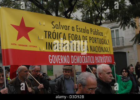 A Lisbona, la sfilata farà uscire il Prince Royal dai quindici ore per la piazza del Municipio, dove Carlos armeno farà il discorso di chiusura. La giornata di azione è stata contrassegnata in segno di protesta contro i salari e tagli di pensione, aumento della pressione fiscale, l'aumento del costo della vita e il tasso di disoccupazione. La CGTP rivendicazioni politiche nuove che passano attraverso un aumento immediato dei salari e delle pensioni, l'estensione della protezione sociale per tutti i disoccupati e di un programma di emergenza per affrontare il problema della disoccupazione. Foto Stock