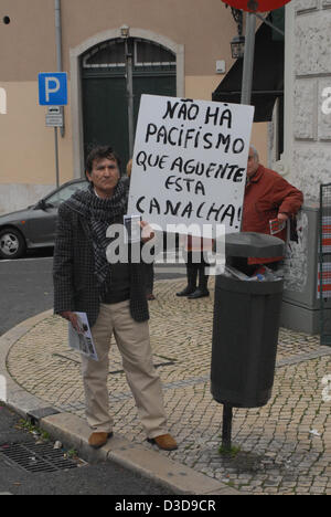 A Lisbona, la sfilata farà uscire il Prince Royal dai quindici ore per la piazza del Municipio, dove Carlos armeno farà il discorso di chiusura. La giornata di azione è stata contrassegnata in segno di protesta contro i salari e tagli di pensione, aumento della pressione fiscale, l'aumento del costo della vita e il tasso di disoccupazione. La CGTP rivendicazioni politiche nuove che passano attraverso un aumento immediato dei salari e delle pensioni, l'estensione della protezione sociale per tutti i disoccupati e di un programma di emergenza per affrontare il problema della disoccupazione. Foto Stock