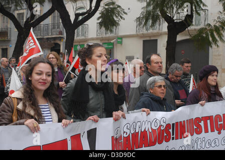 A Lisbona, la sfilata farà uscire il Prince Royal dai quindici ore per la piazza del Municipio, dove Carlos armeno farà il discorso di chiusura. La giornata di azione è stata contrassegnata in segno di protesta contro i salari e tagli di pensione, aumento della pressione fiscale, l'aumento del costo della vita e il tasso di disoccupazione. La CGTP rivendicazioni politiche nuove che passano attraverso un aumento immediato dei salari e delle pensioni, l'estensione della protezione sociale per tutti i disoccupati e di un programma di emergenza per affrontare il problema della disoccupazione. Foto Stock