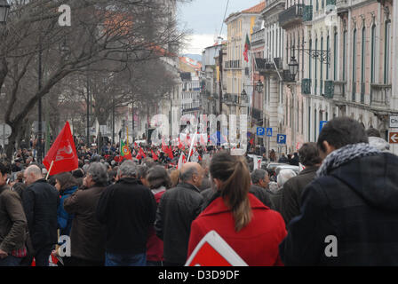 A Lisbona, la sfilata farà uscire il Prince Royal dai quindici ore per la piazza del Municipio, dove Carlos armeno farà il discorso di chiusura. La giornata di azione è stata contrassegnata in segno di protesta contro i salari e tagli di pensione, aumento della pressione fiscale, l'aumento del costo della vita e il tasso di disoccupazione. La CGTP rivendicazioni politiche nuove che passano attraverso un aumento immediato dei salari e delle pensioni, l'estensione della protezione sociale per tutti i disoccupati e di un programma di emergenza per affrontare il problema della disoccupazione. Foto Stock