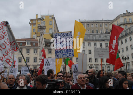 A Lisbona, la sfilata farà uscire il Prince Royal dai quindici ore per la piazza del Municipio, dove Carlos armeno farà il discorso di chiusura. La giornata di azione è stata contrassegnata in segno di protesta contro i salari e tagli di pensione, aumento della pressione fiscale, l'aumento del costo della vita e il tasso di disoccupazione. La CGTP rivendicazioni politiche nuove che passano attraverso un aumento immediato dei salari e delle pensioni, l'estensione della protezione sociale per tutti i disoccupati e di un programma di emergenza per affrontare il problema della disoccupazione. Foto Stock