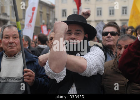 A Lisbona, la sfilata farà uscire il Prince Royal dai quindici ore per la piazza del Municipio, dove Carlos armeno farà il discorso di chiusura. La giornata di azione è stata contrassegnata in segno di protesta contro i salari e tagli di pensione, aumento della pressione fiscale, l'aumento del costo della vita e il tasso di disoccupazione. La CGTP rivendicazioni politiche nuove che passano attraverso un aumento immediato dei salari e delle pensioni, l'estensione della protezione sociale per tutti i disoccupati e di un programma di emergenza per affrontare il problema della disoccupazione. Foto Stock