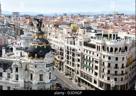 Vista la Gran Via e la metropoli edificio dal Circulo de Bellas Artes di Madrid, Spagna Foto Stock