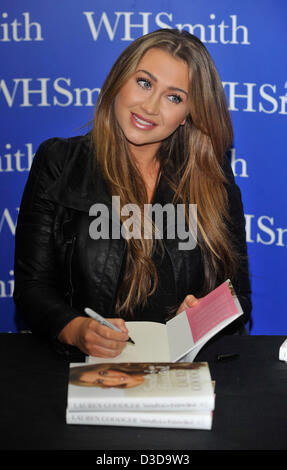 Lauren Goodger segni copie del suo libro "ecrets di un'Essex girl' a WH Smith, Liberty Shopping Centre, Romford, Essex, Regno Unito 16/02/2013 Foto Stock