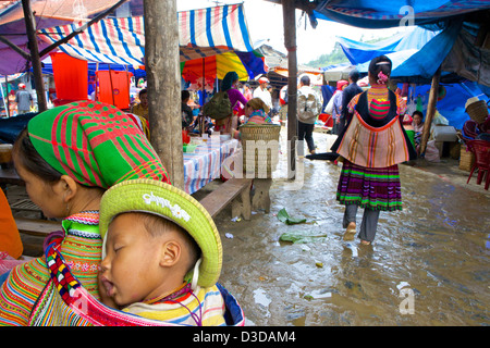 Bac Ha mercato domenicale il Vietnam, Lao Cai Provincia, fiore minoranza Hmong gruppo Foto Stock