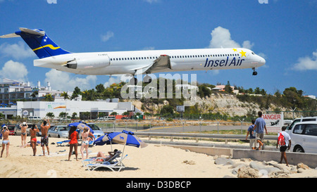 Un atterraggio aereo sopra la pista più corta nel mondo, Maho Beach Sint Maarten Antille olandesi nei Caraibi. Foto Stock