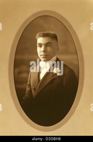 Un Americano portoghese nei primi anni venti che vivono a New Bedford, Massachusetts, è vestito come un usciere in un matrimonio. Foto Stock