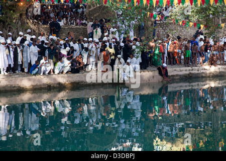 La benedizione dell acqua dal sacerdote, Fasilidas's Pool, Timkat (festa dell Epifania), Gondar, Etiopia Foto Stock