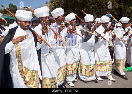 Una strada processione dei sacerdoti e dei diaconi durante Timkat (festa dell Epifania), Gondar, Etiopia Foto Stock