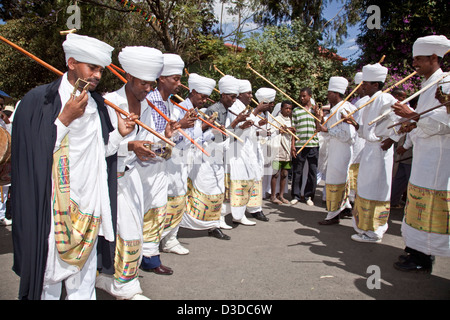 Una strada processione dei sacerdoti e dei diaconi durante Timkat (festa dell Epifania), Gondar, Etiopia Foto Stock