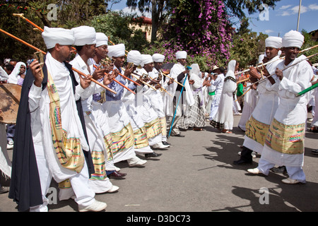 Una strada processione dei sacerdoti e dei diaconi durante Timkat (festa dell Epifania), Gondar, Etiopia Foto Stock