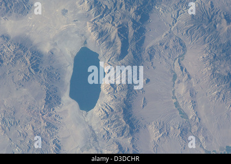 Walker Lake, situato in Nevada, è stato catturato dall'equipaggio della stazione spaziale Internazionale della NASA il 29 luglio 2012. Questa immagine mostra il lago, circondato dal Great Basin Desert, insieme al Monte Grant, al fiume Walker e al lago Pyramid. Il lago Walker è un residuo glaciale del lago Lahontan ed è significativo per la sua storia geologica e le condizioni idrologiche. Foto Stock
