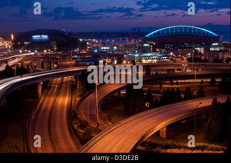 Immagine retrò del tramonto di Seattle sugli stadi di calcio e baseball al crepuscolo con le luci della città Foto Stock