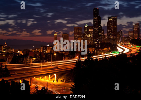 Seattle skyline tramonto con le luci della città e il traffico automobilistico su I-5 Foto Stock