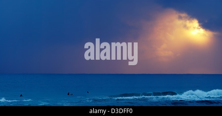 Surfisti a sunrise Burleigh capi Foto Stock