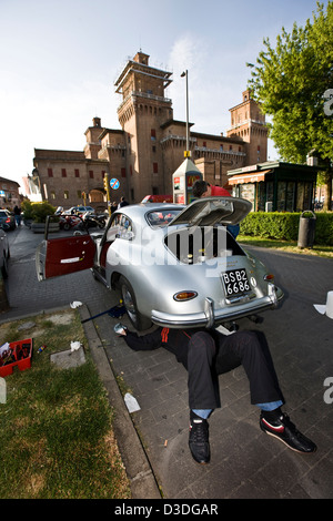 Lavorazione meccanica su Porsche, la Mille Miglia la vettura da gara, Italia, 2008 Foto Stock