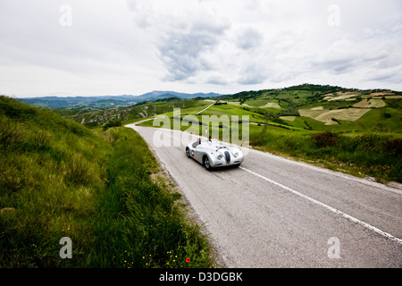 Racing car guida attraverso colline, la Mille Miglia la vettura da gara, Italia, 2008 Foto Stock