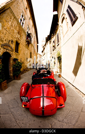 Auto d'epoca allineando in preparazione per la competizione della Mille Miglia, Italia, Foto Stock