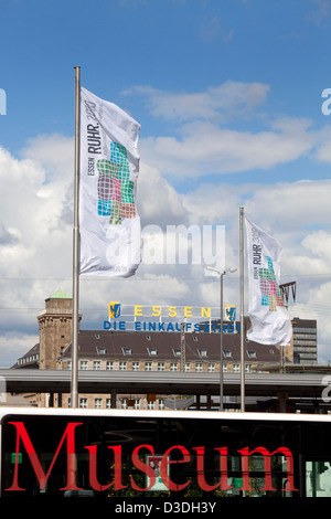 Essen, Germania, vista città presso la stazione centrale con capitale della cultura Ruhr 2010-flags Foto Stock