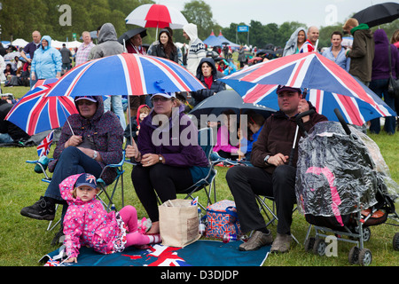 Le persone sono l'ascolto di un concerto in Hyde Park come parte della regina Elisabetta II Diamond celebrazioni giubilari, Londra Foto Stock