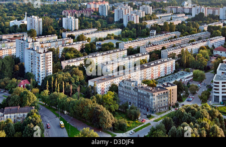 Un quartiere residenziale con blocchi comunista di appartamenti costruito negli anni settanta a Cracovia, Polonia. Vista aerea al tramonto. Foto Stock