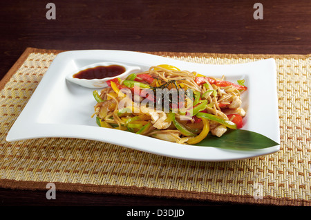 La cucina giapponese .noodles udon con pollo e verdure Foto Stock