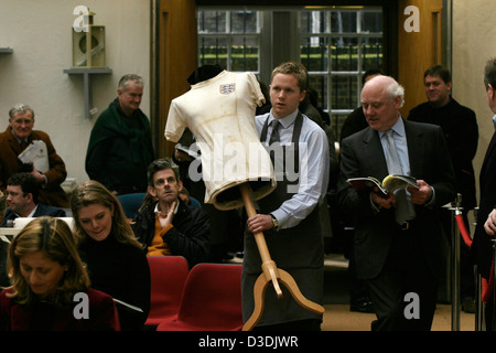 Londra, Inghilterra - Marzo 2004: Un Christie's porter porta Bobby Moore shirt indossato in Coppa del Mondo di calcio Inghilterra V Messico nel 1970 Foto Stock