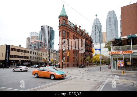 Toronto, Canada, Cityscape con il Flatiron Building nella parte anteriore dei grattacieli sullo sfondo Foto Stock