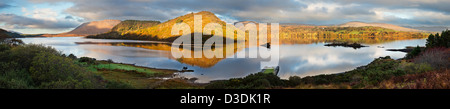 La mattina presto in autunno sul nord-occidentale di braccio del Lough Corrib, vicino Doon rocce, Co Galway, Irlanda Foto Stock