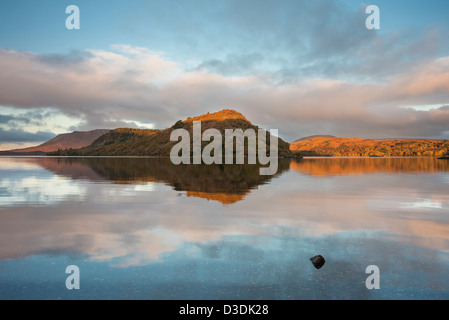 La mattina presto in autunno sul nord-occidentale di braccio del Lough Corrib, vicino Doon rocce, Co Galway, Irlanda Foto Stock
