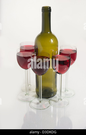 Una bottiglia di ottimo vino e wineglasses isolato su bianco Foto Stock