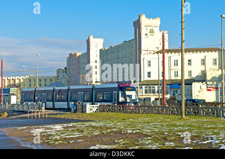 Il tram che passa il Norbreck Castle Hotel, Blackpool Foto Stock