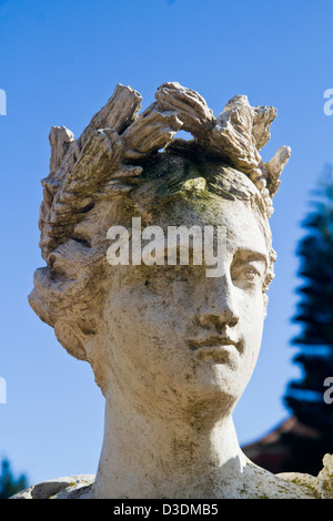 Vista ravvicinata di una testa in pietra di una statua romana. Foto Stock