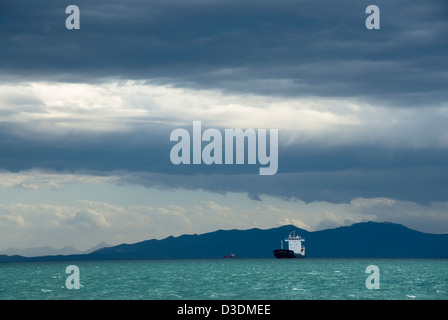 Nave da carico sul Golfo Pagasitic (Grecia) Foto Stock