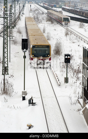 Berlino, Germania, Circle line S41 dell'approccio alla S-Bahn stazione Westhafen Foto Stock