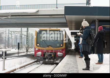 Berlino, Germania, Circle line S41 dell'approccio alla S-Bahn stazione Westhafen Foto Stock