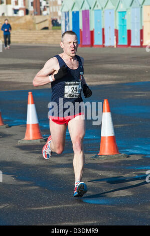 Brighton, Regno Unito, domenica 17 febbraio 2013. Guide di scorrimento anteriore sul penultimo miglio Brighton Mezza Maratona. Alamy Live News Foto Stock