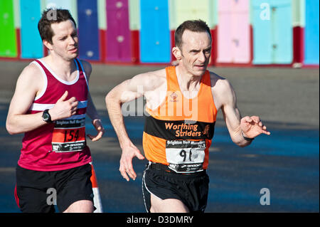 Brighton, Regno Unito, domenica 17 febbraio 2013. Guide di scorrimento anteriore sul penultimo miglio Brighton Mezza Maratona. Alamy Live News Foto Stock