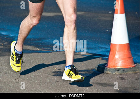 Brighton, Regno Unito, domenica 17 febbraio 2013. Guide di scorrimento anteriore sul penultimo miglio Brighton Mezza Maratona. Alamy Live News Foto Stock