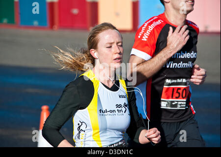 Brighton, Regno Unito, domenica 17 febbraio 2013. Guide di scorrimento anteriore sul penultimo miglio Brighton Mezza Maratona. Alamy Live News Foto Stock