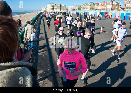 Brighton, Regno Unito, domenica 17 febbraio 2013. Guide di scorrimento sul penultimo miglio Brighton Mezza Maratona. Alamy Live News Foto Stock