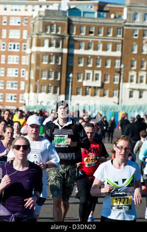 Brighton, Regno Unito, domenica 17 febbraio 2013. Guide di scorrimento sul penultimo miglio Brighton Mezza Maratona. Alamy Live News Foto Stock