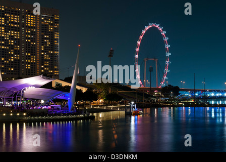 Le colorate luci colorate della Spianata teatro all aperto e il Singapore Flyer di notte, Marina Bay, Singapore Foto Stock