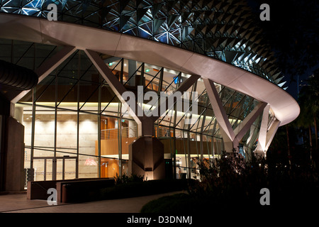 Esterno vista esterna dei Teatri Esplanade sulla Baia illuminata di notte, Marina Bay, Singapore Foto Stock